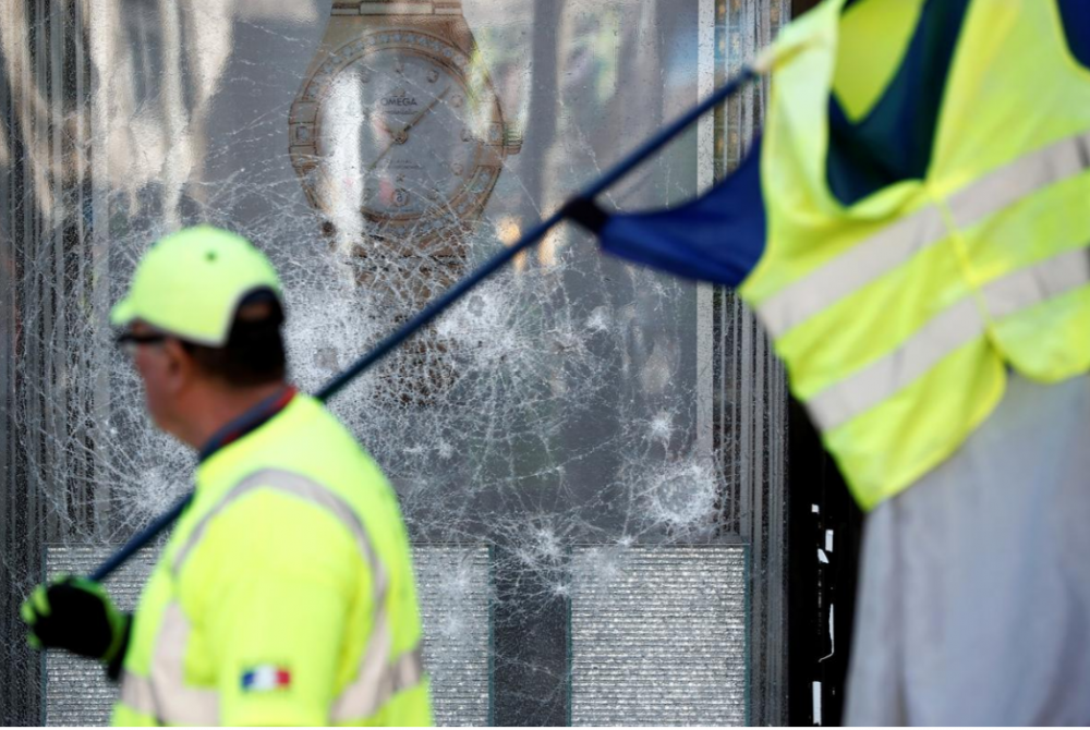 ao-vang-macron-reuters-3 3