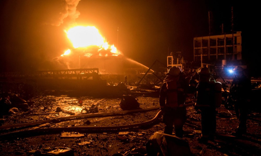 no-nha-may-hoa-chat-5-nhan-vien-cuu-hoa-lam-viec-tai-hien-truong-China-Stringer-Network-Reuters 4