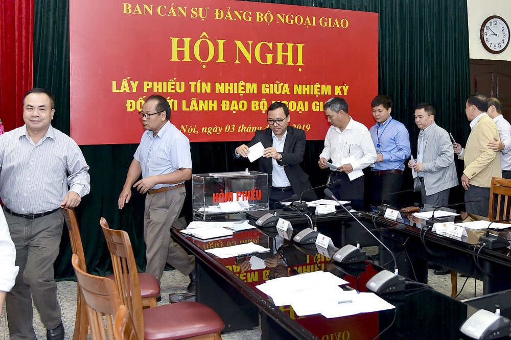 hoi-nghi-bo-phieu-tin-nhiem-bo-ngoai-giao-1