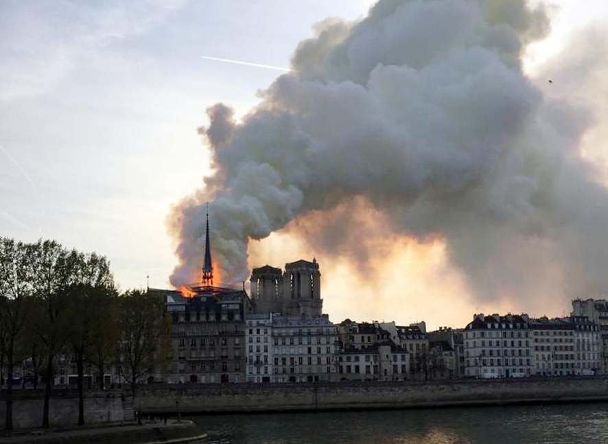 nha-tho-duc-ba-paris-chay-15 14