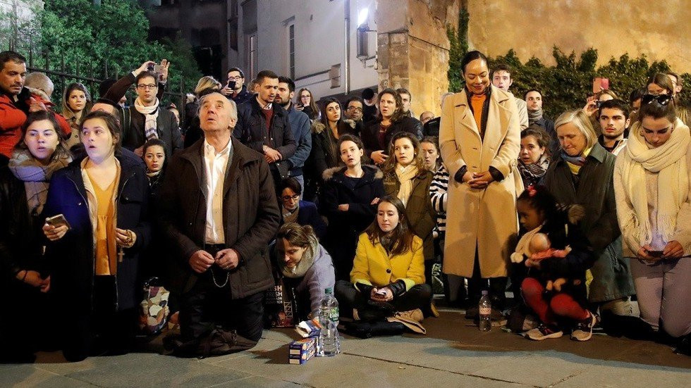 nha-tho-duc-ba-paris-chay-16 14