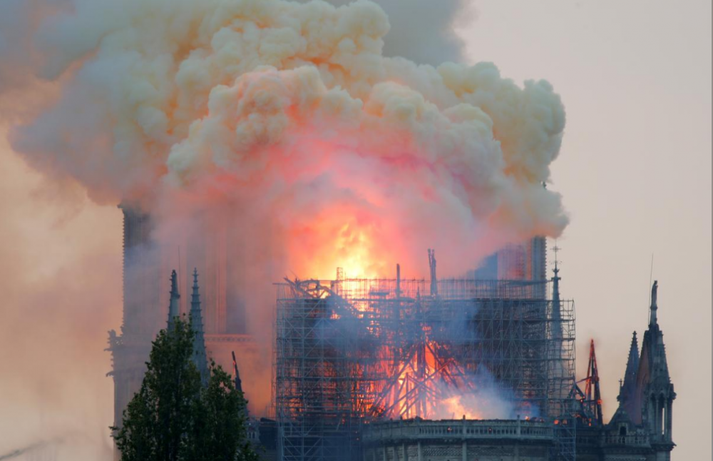 nha-tho-duc-ba-paris-chay-7 5