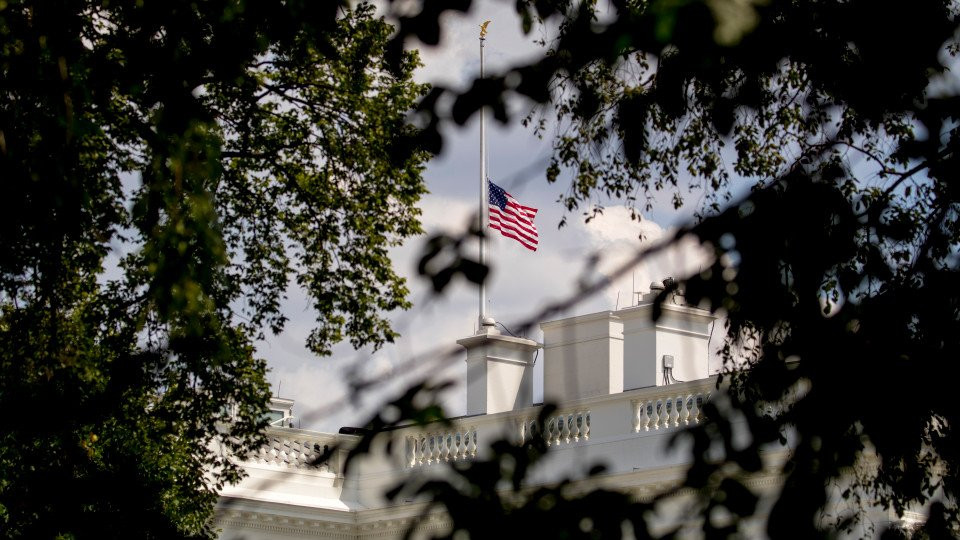 flag-whitehouse-halfstaff 12
