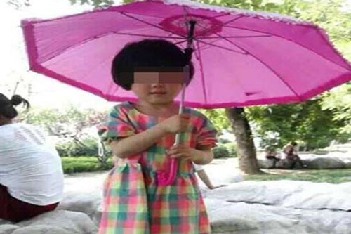 tre-nho-thiet-mang-vi-bi-nguoi-lon-bo-quen-trong-xe-o-to