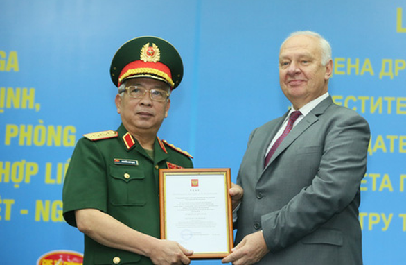 tt_nguyen_chi_vinh_nhan_huan_chuong_1569236382416526314563_15692374165151064803955_bcsz