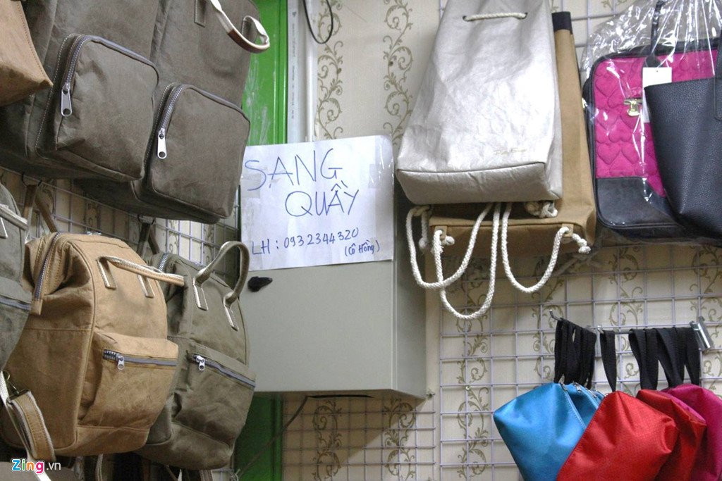 Tieu thuong khoc vi cho duoi long dat trung tam Sai Gon sap dong cua hinh anh 2