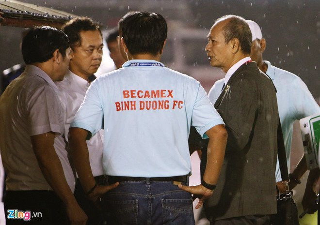 Trong tai mac sai lam hy huu, phai ‘be coi’ o V.League hinh anh 3