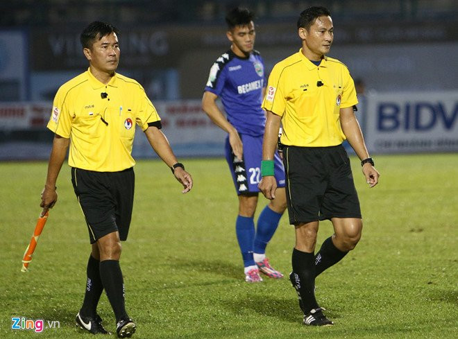 Trong tai mac sai lam hy huu, phai ‘be coi’ o V.League hinh anh 1