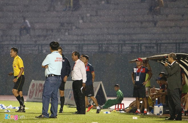 Trong tai mac sai lam hy huu, phai ‘be coi’ o V.League hinh anh 2