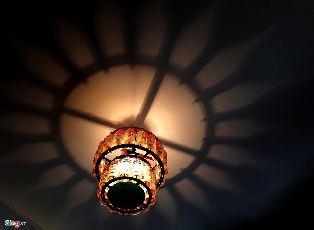 Ngoi nha co noi that lam tu 10.000 chai thuy tinh o Sai Gon hinh anh 6