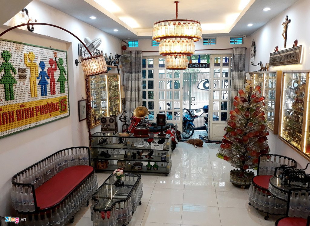 Ngoi nha co noi that lam tu 10.000 chai thuy tinh o Sai Gon hinh anh 1