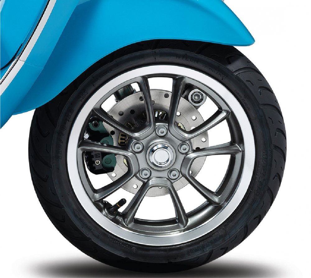 Detail-Vespa-50th-Anniversary-8067-2551-1537594135_1200x0 3