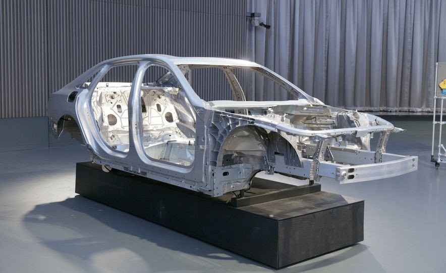 Xe hoi ngay nay trang bi cong nghe gi de giu mang nguoi? hinh anh 6