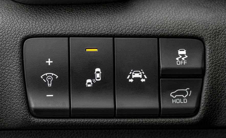 Xe hoi ngay nay trang bi cong nghe gi de giu mang nguoi? hinh anh 11