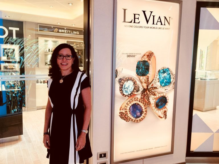 Ben trong con tau ban hang hieu tren bien cua LVMH co gi? hinh anh 10