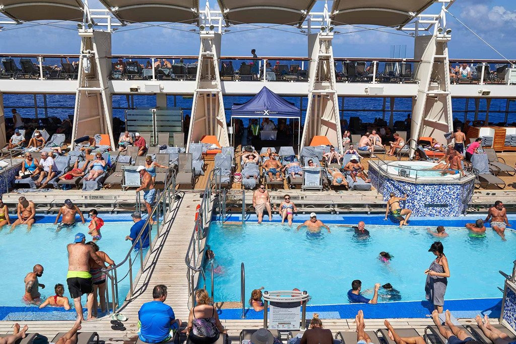 Ben trong con tau ban hang hieu tren bien cua LVMH co gi? hinh anh 2