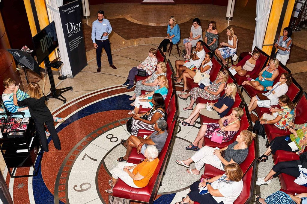 Ben trong con tau ban hang hieu tren bien cua LVMH co gi? hinh anh 7