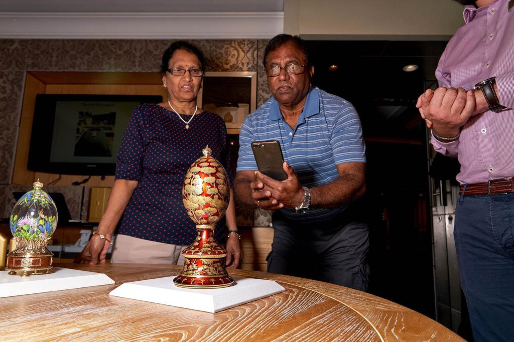 Ben trong con tau ban hang hieu tren bien cua LVMH co gi? hinh anh 5