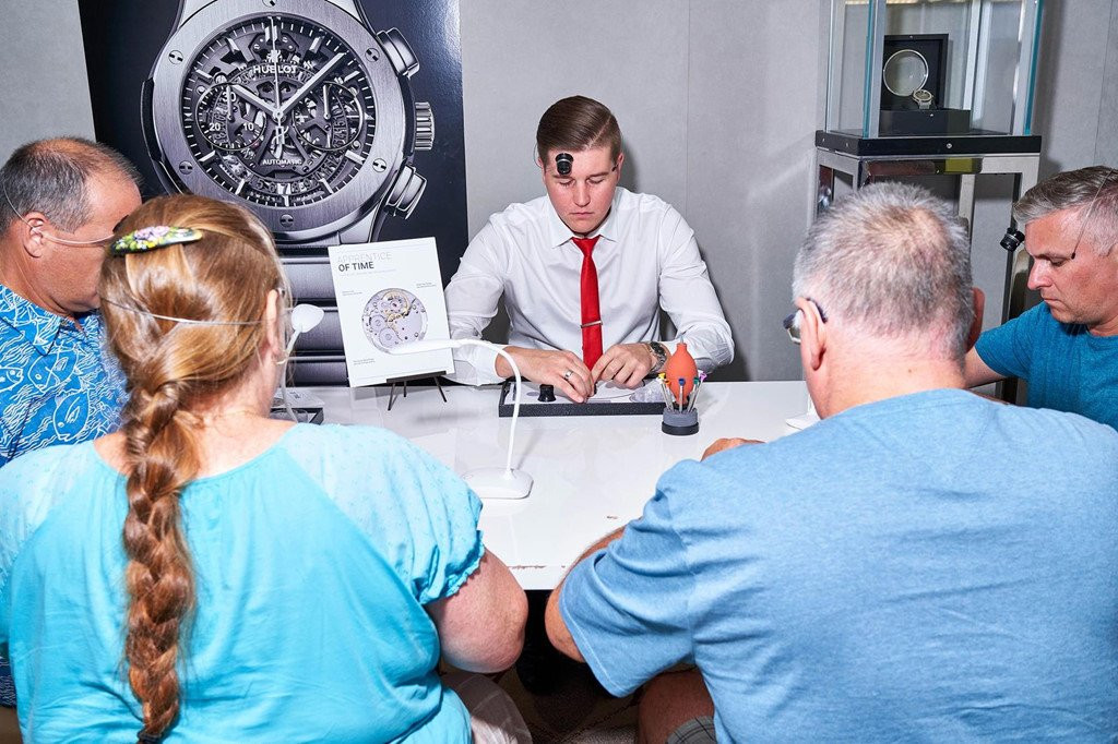 Ben trong con tau ban hang hieu tren bien cua LVMH co gi? hinh anh 4