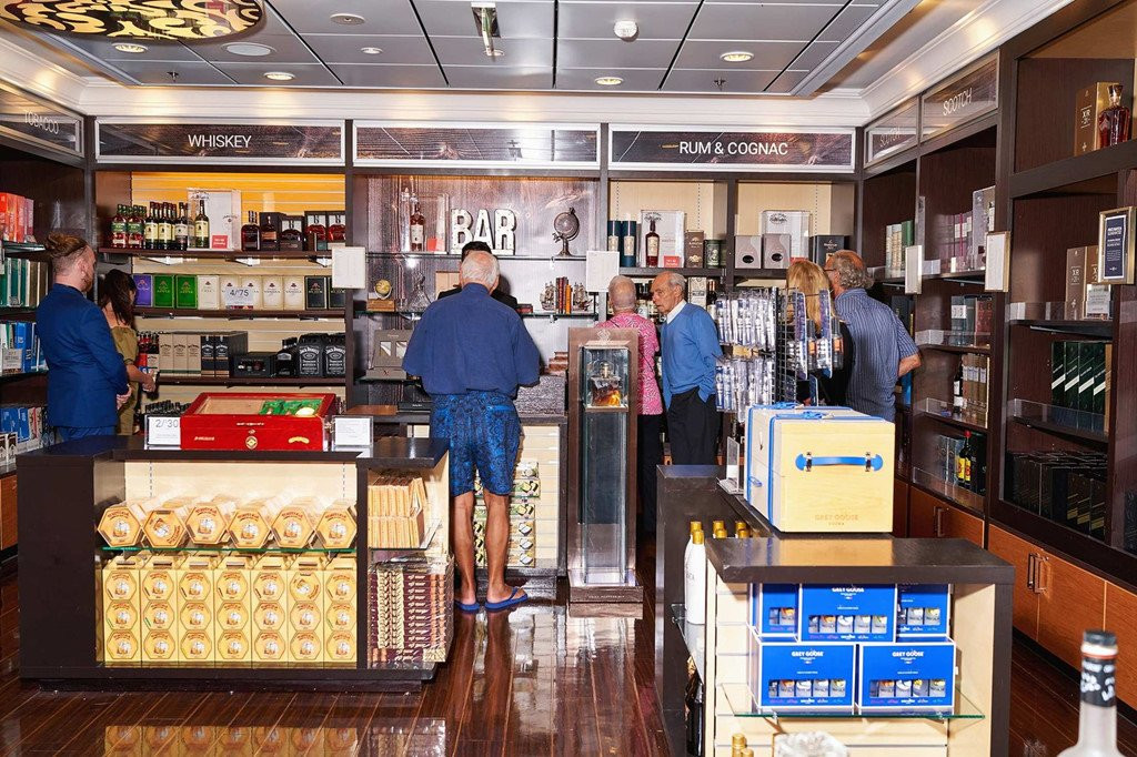 Ben trong con tau ban hang hieu tren bien cua LVMH co gi? hinh anh 9