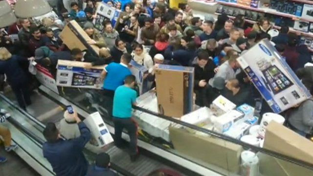 Tranh mua đồ giảm giá: Đám đông la hét, 1 người bị dẫm đạp đến chết