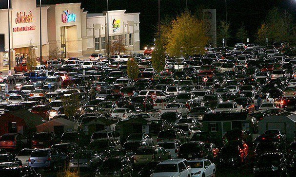 Tranh mua đồ giảm giá: Đám đông la hét, 1 người bị dẫm đạp đến chết