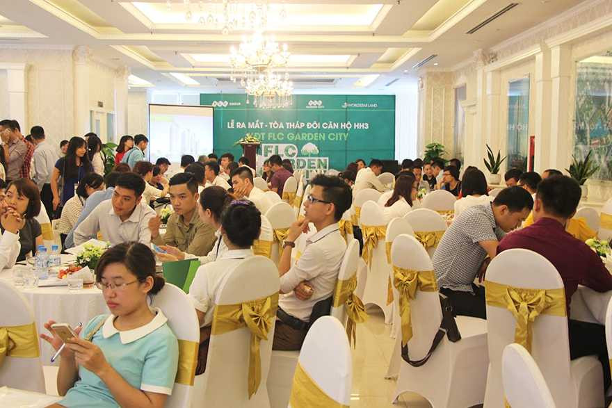 Pic1_khach hang tham du flc