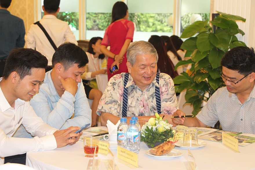 pic3_tro chuyen cung chuyen gia phong thuy