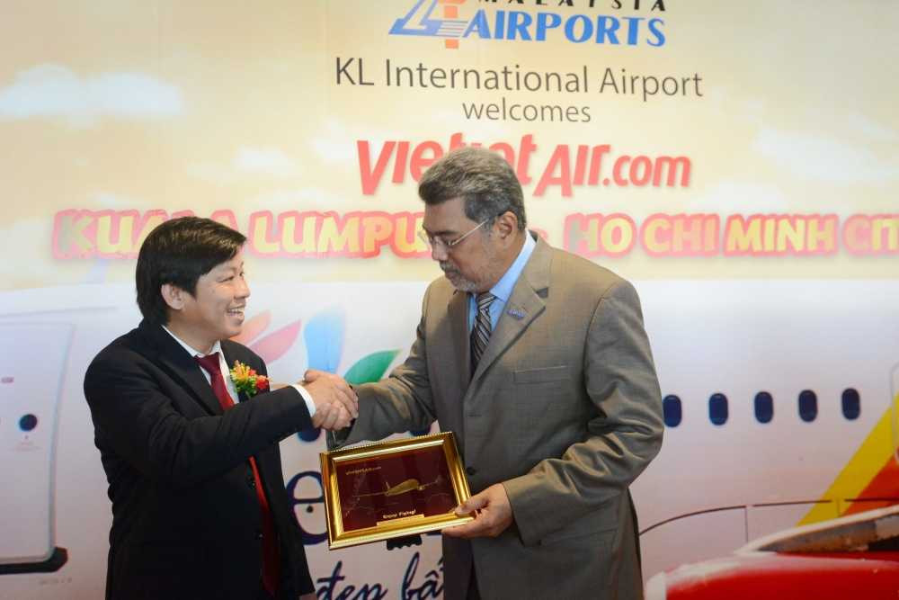 Pho Chu tich HDQT Nguyen Thanh Hung trao qua luu niem cho ong Yang Berbahagia Datuk Badlisham Ghazali - TGD san bay Malaysia (2)