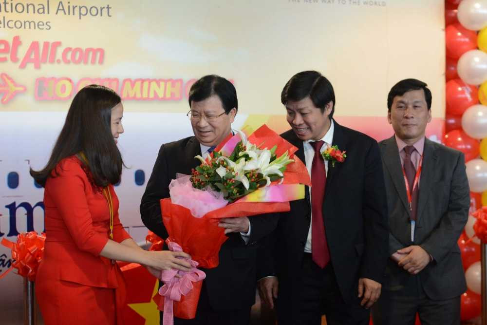 Vietjet tang hoa va qua luu niem den Pho Thu tuong Trinh Dinh Dung (1)