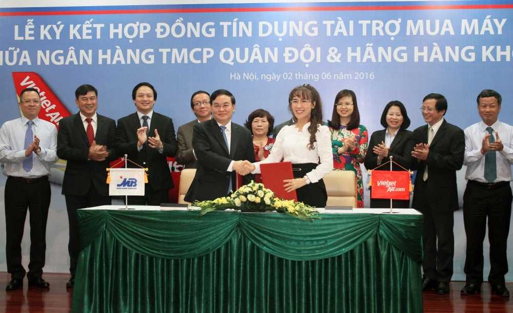 Thieu tuong.TS. Le Cong va Ba Nguyen Thi Phuong Thao ky hop dong hop tac tin dung