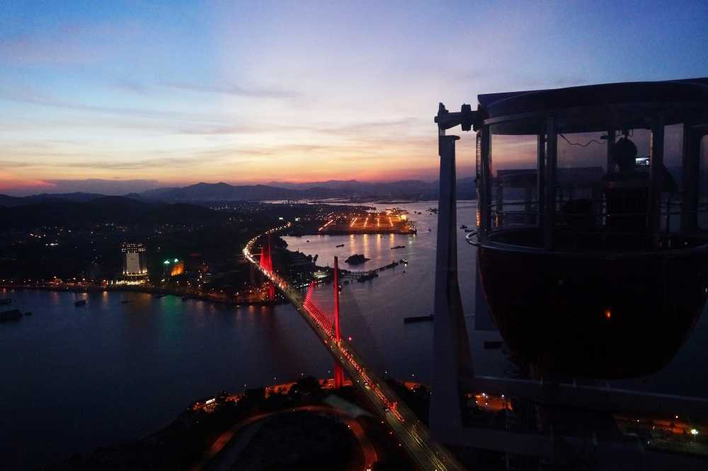 Sun Wheel ngam vinh Ha Long