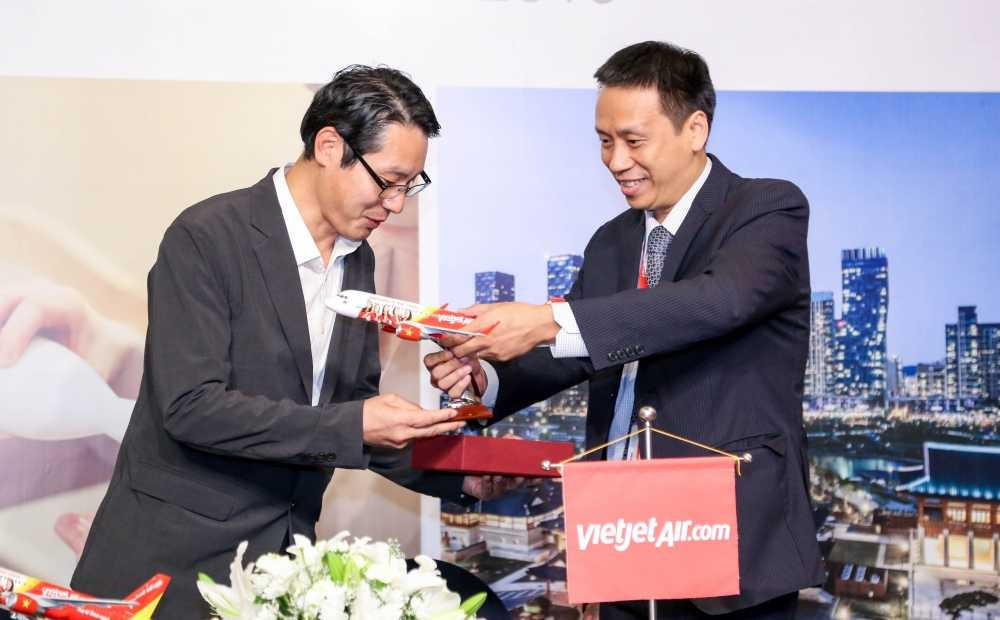 Hai ben trao qua luu niem