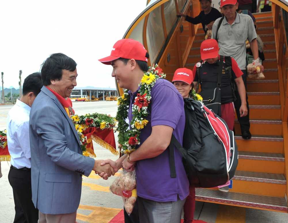 Chao don nhung hanh khach tren chuyen bay khai truong