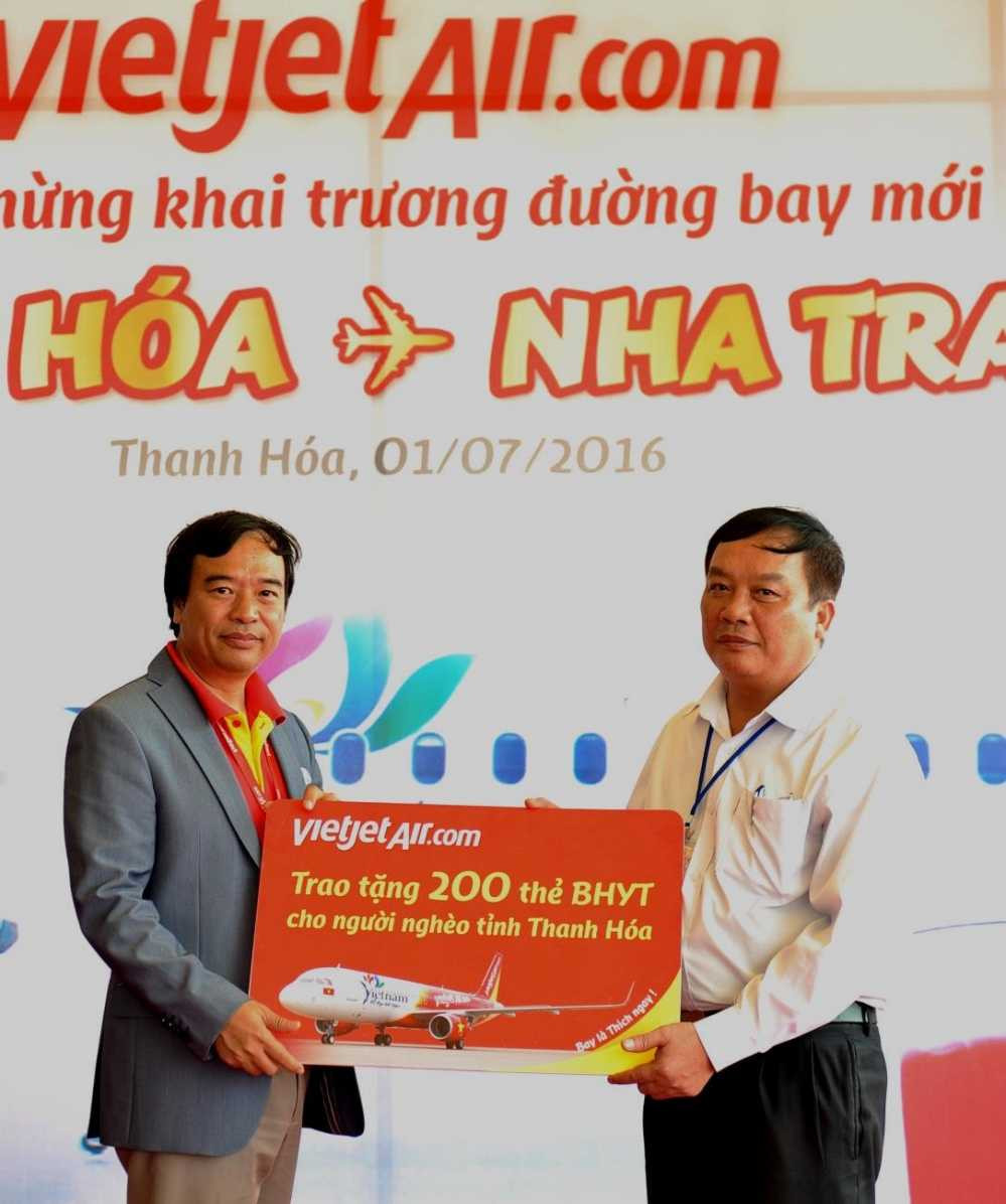 Trao tang the BHYT cho nguoi ngheo tinh Thanh Hoa