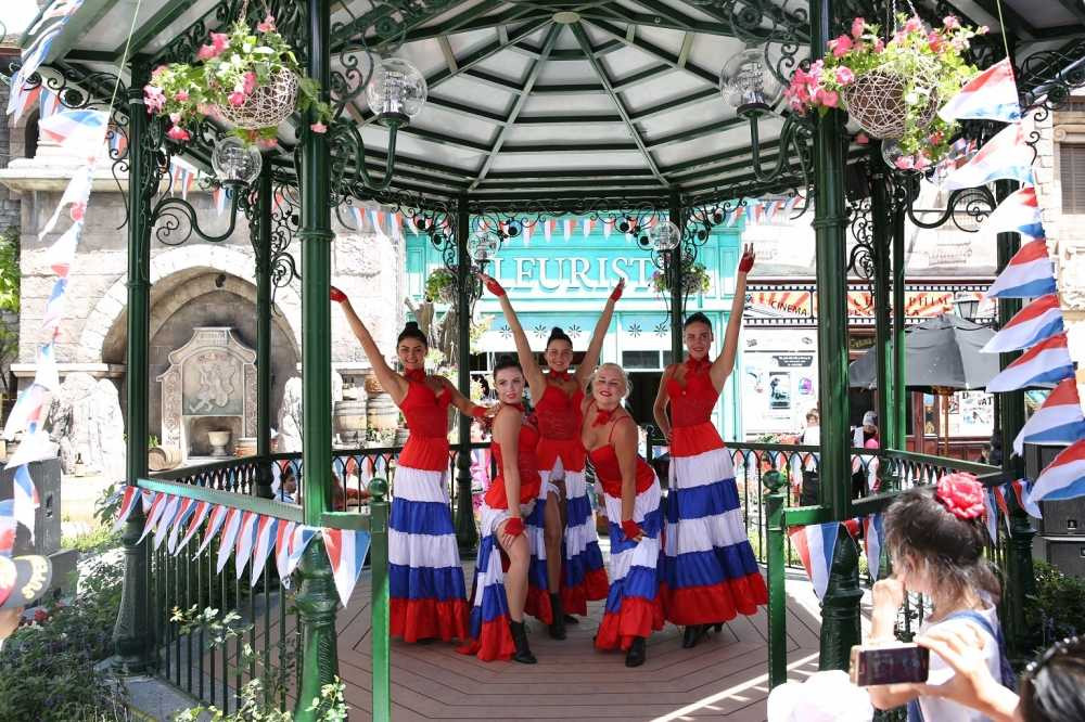 7.san-khau-chinh-mot-thoang-nuoc-Phap