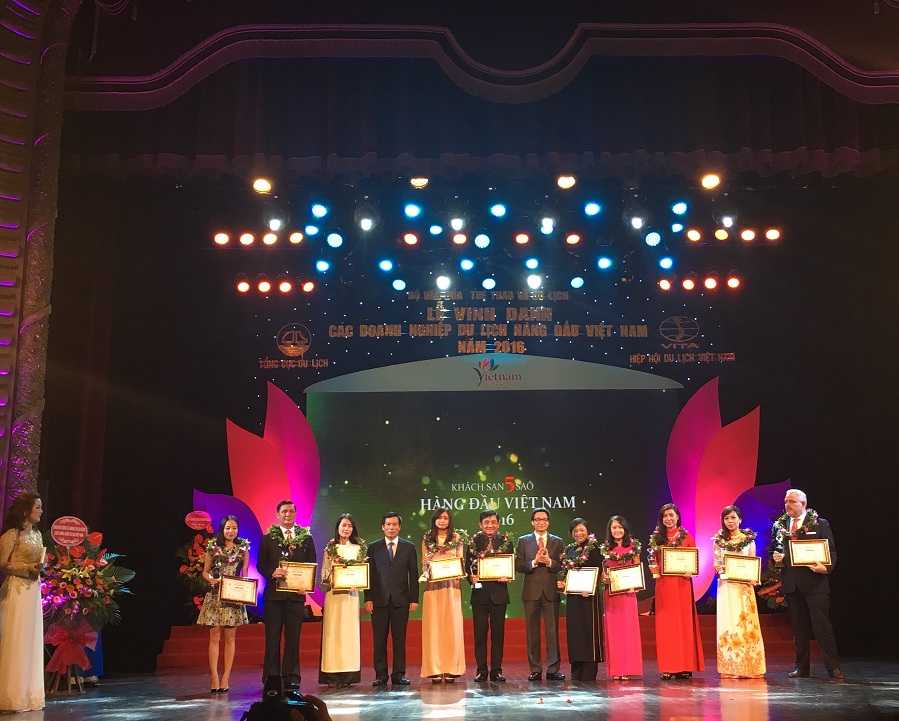 PTT Vu Duc Dam va Bo truong Bo The thao Du lich Nguyen Ngoc Thien trao danh hieu 10 khach san 5 sao hang dau Viet Nam