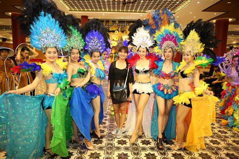 du khach tham gia Dem hoi sac mau Chau A