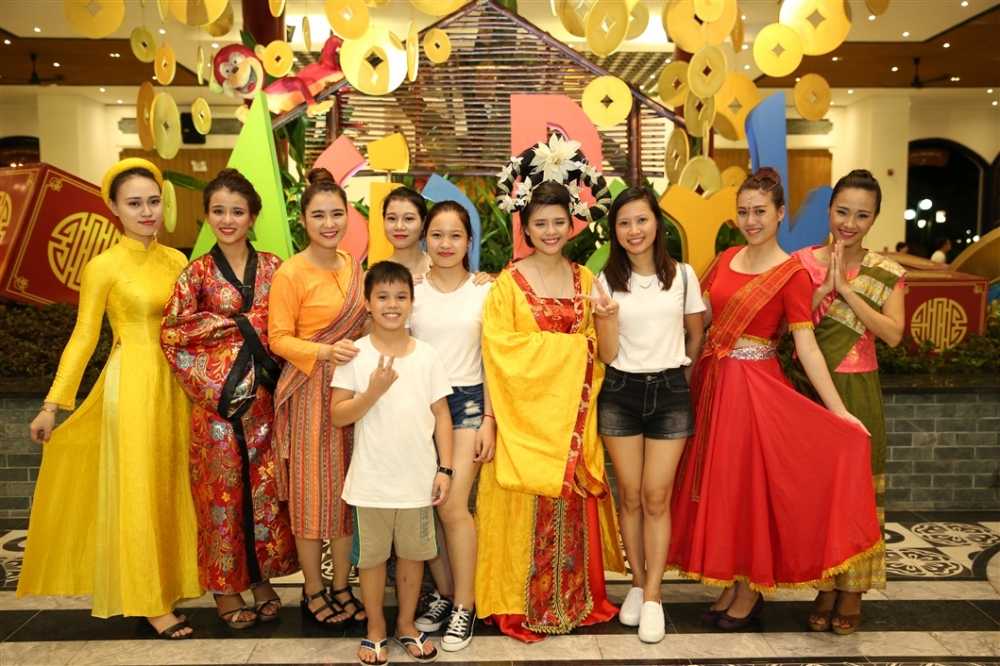 trinh dien trang phuc 9 nuoc Chau A