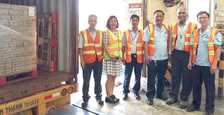 Hai quan Binh Duong lam viec voi lanh dao Nha may kiem tra lo hang dau tien xuat di Hong Kong