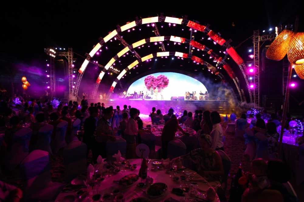 Vinpearl mang toi cac bua tiec trong nha va ngoai troi an tuong voi suc chua hang tram nguoi