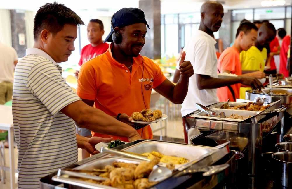 Cac cau thu den tu nuoc ngoai rat thich am thuc Viet Nam