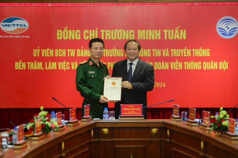 Bo truong Truong Minh Tuan trao giay phep trien khai 4g cho Viettel