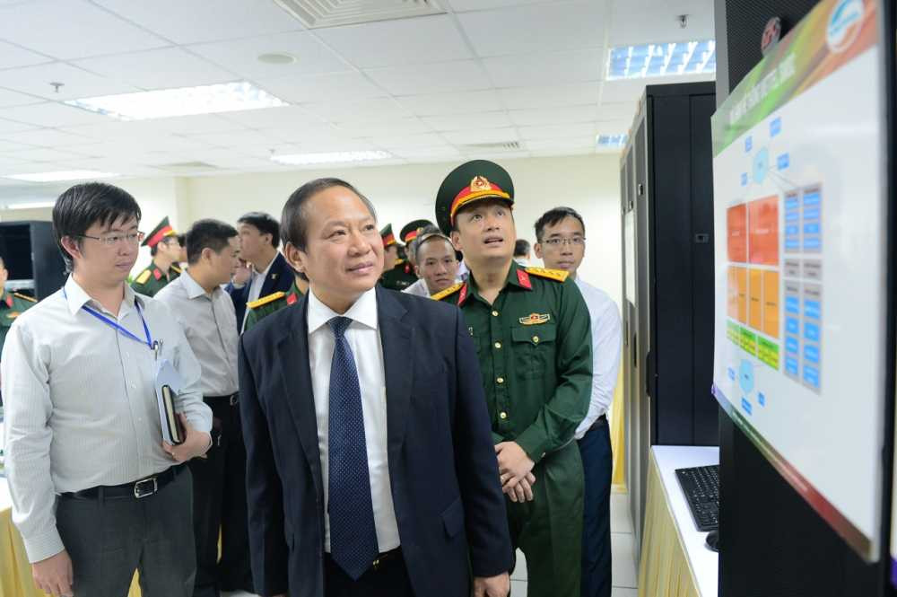 Viettel gioi thieu den Bo truong ve he thong quan tri mang luoi vien thong