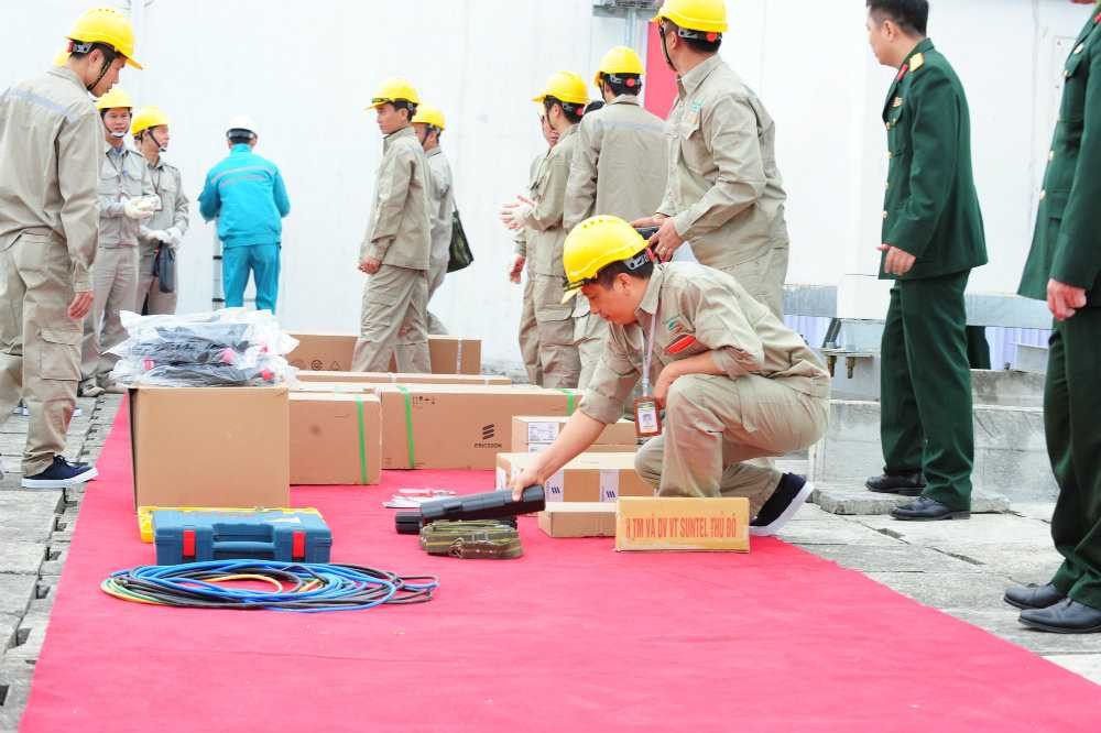 Ky su Viettel kiem tra thiet bi truoc khi lap dat