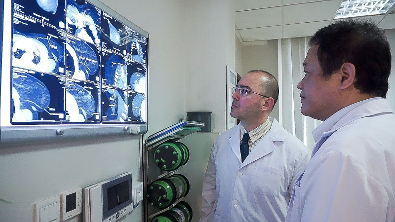 Anh 2_ Hai giao su hoi chuan