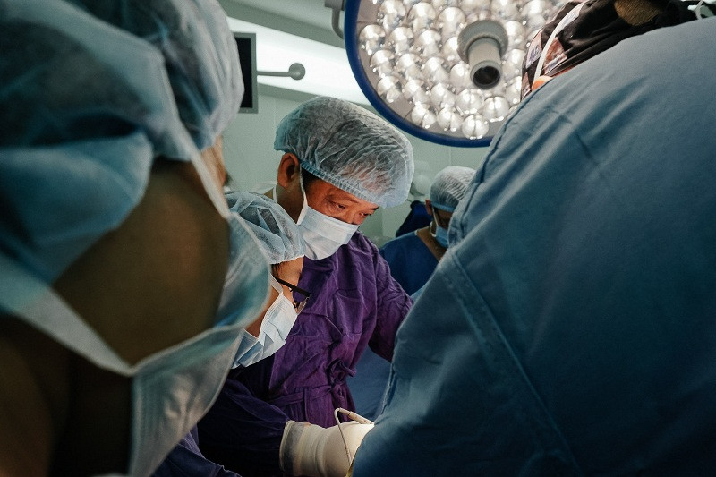 Anh 3_Hai giao su phau thuat