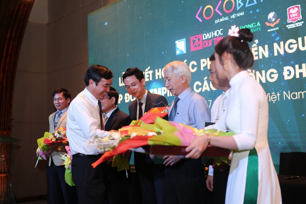 Hinh anh Cái 'bát tay' ngoạn mục dua sinh vien vào... 'truòng dòi' 11