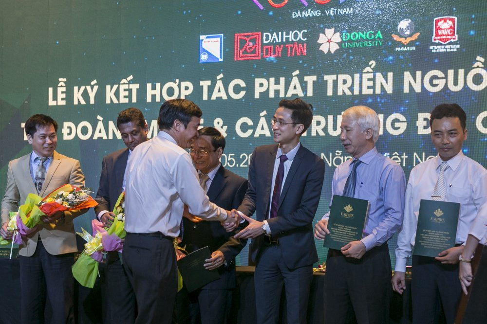 Hinh anh Cái 'bát tay' ngoạn mục dua sinh vien vào... 'truòng dòi' 12