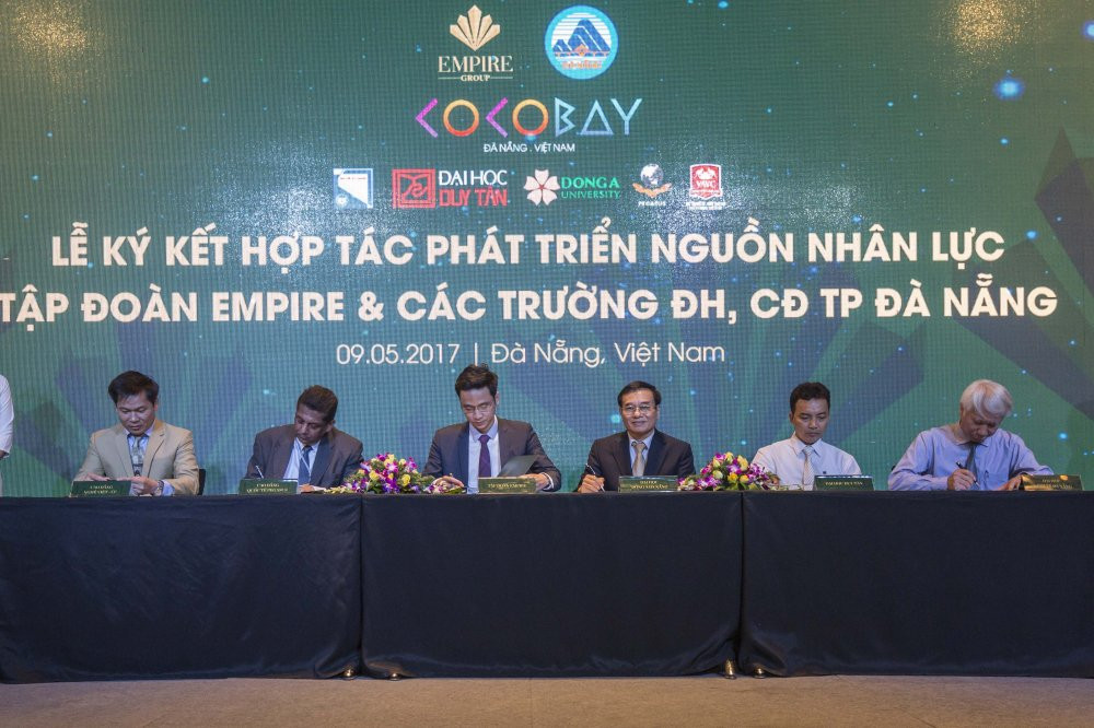 Hinh anh Cái 'bát tay' ngoạn mục dua sinh vien vào... 'truòng dòi' 3